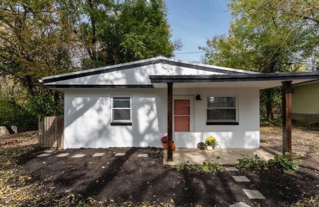 Foto del edificio - 1631 S Huntington Dr