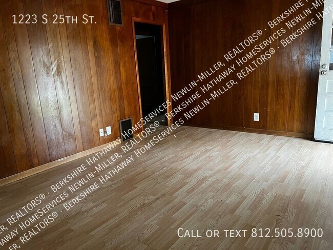 Building Photo - 4 Bedroom on the Southside