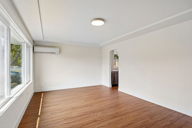 Foto del edificio - Updated Home with Large Detached Garage & Off-Street Parking