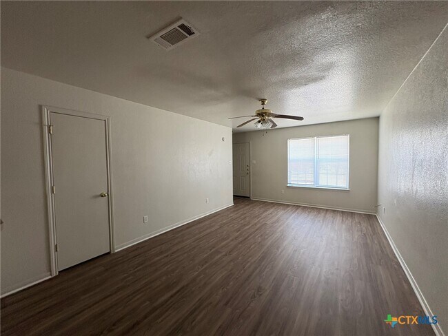 Foto del edificio - 4210 Primrose Dr