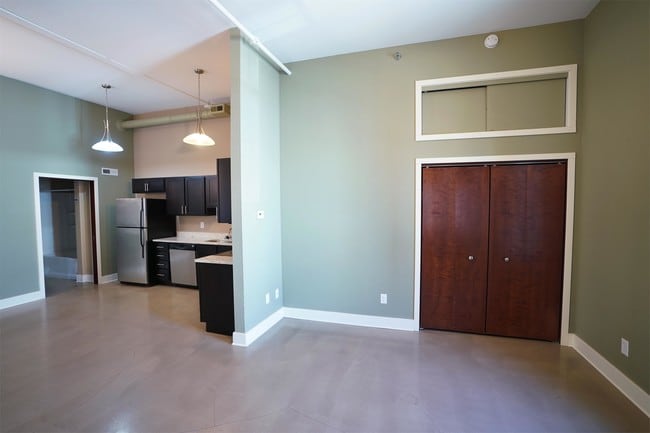 Building Photo - 326 E 4th St