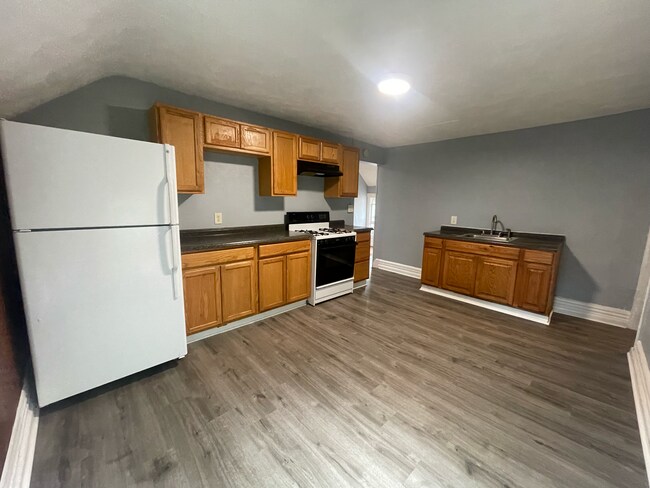 Kitchen - 1032 Clinton Ave S