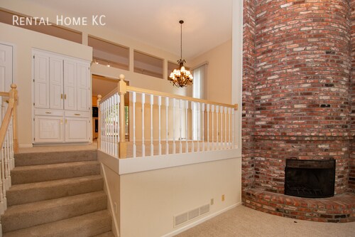 Building Photo - Elegant and Spacious Maint-provided Townho...
