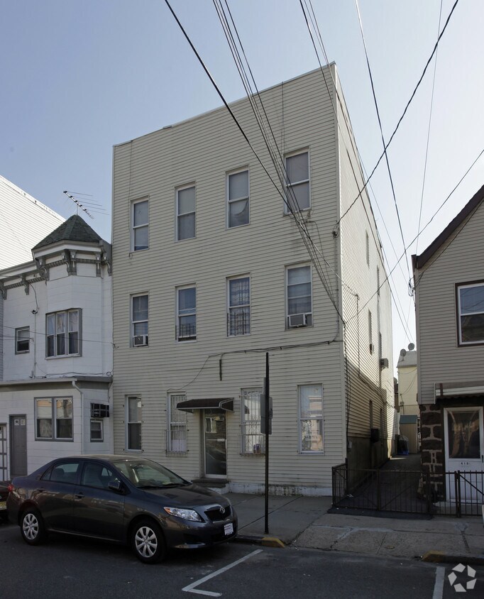 Building Photo - 417 70th St