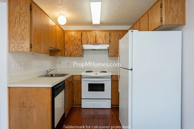 Foto del edificio - Beautiful Three Bedroom Duplex Just Blocks...