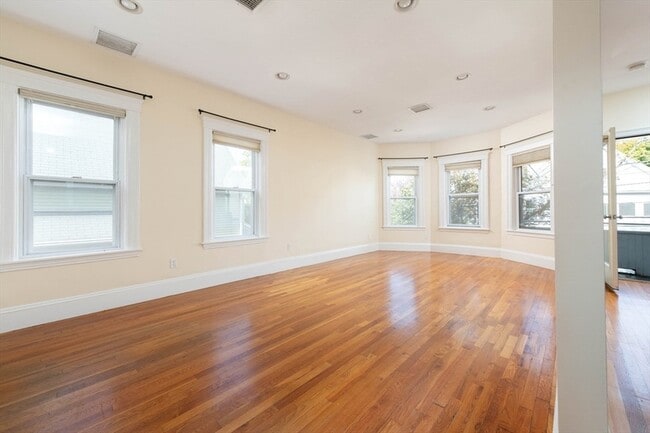 Building Photo - 148 Albion St