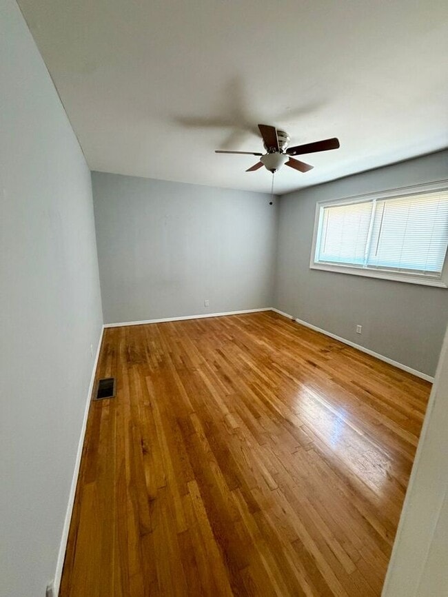 Building Photo - 1 BEDROOM 1 BATHROOM UNIT IN VIRGINIA HIGHLANDS!!!