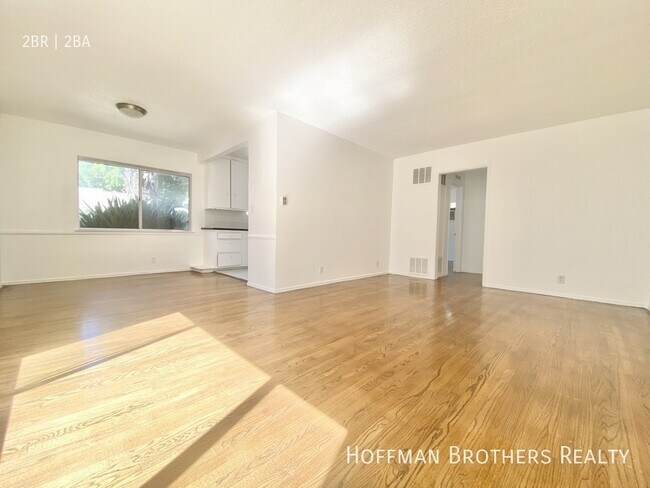 Building Photo - 1162 N Orange Grove Ave