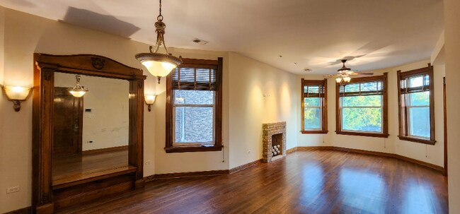 Foto del edificio - 3040 W Logan Blvd
