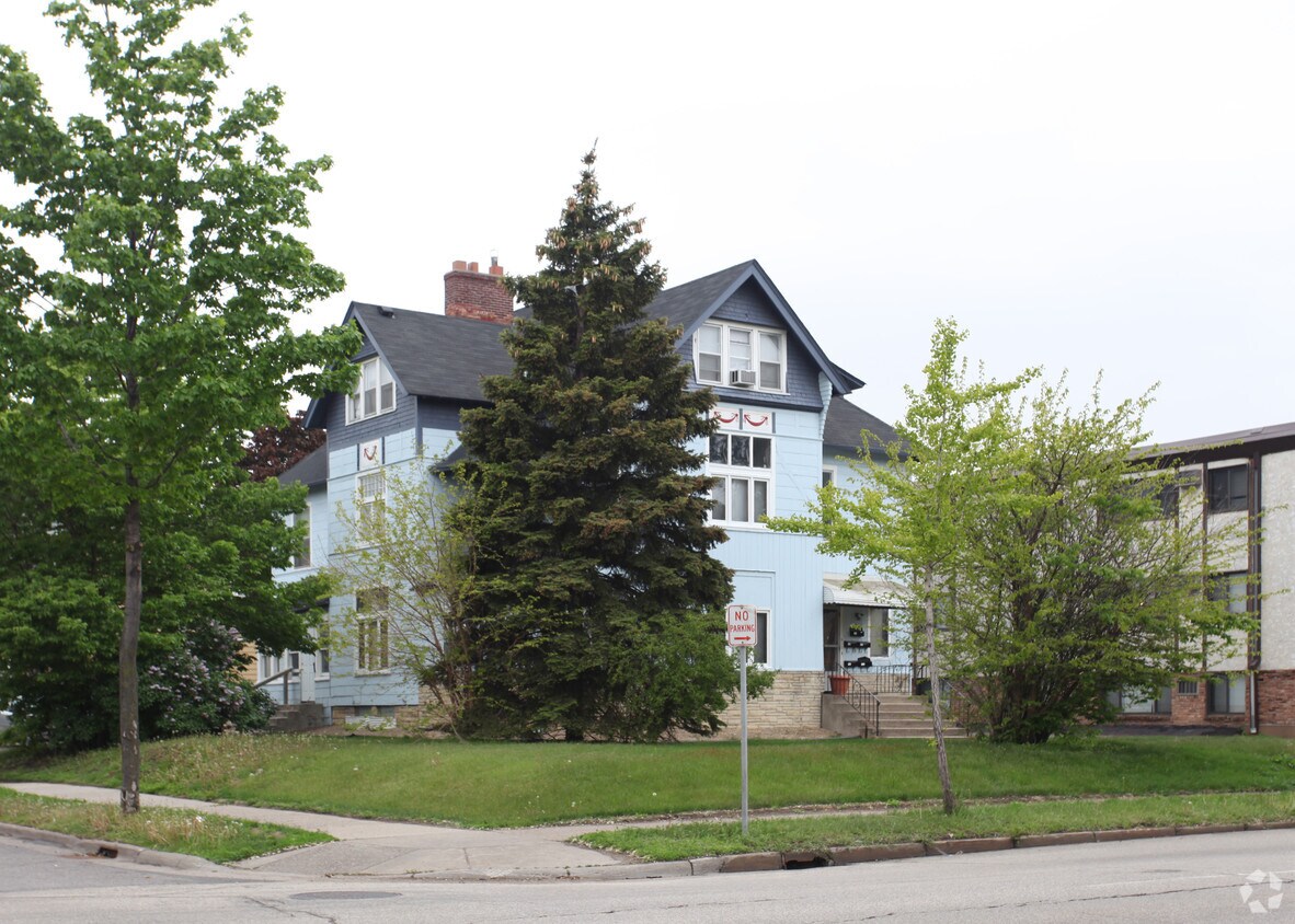 Building Photo - 628 4th St SE