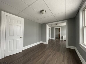 Building Photo - 307 Main St