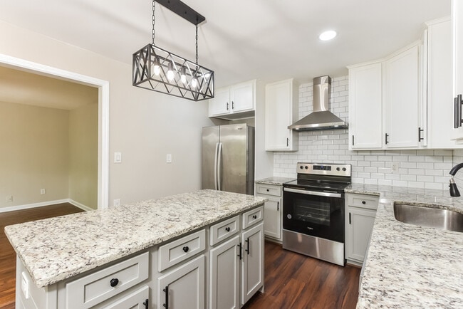 Building Photo - 2362 Macon Dr SW