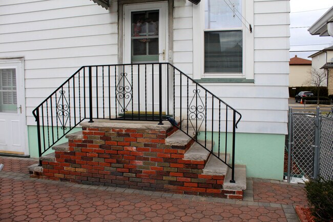 Foto del edificio - 142 Wallington Ave