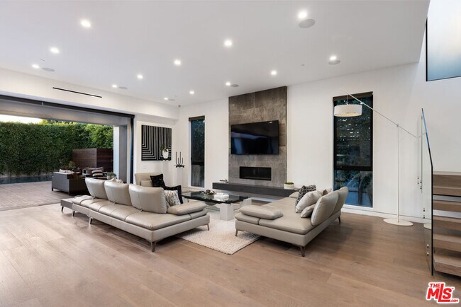 Building Photo - 607 N Curson Ave