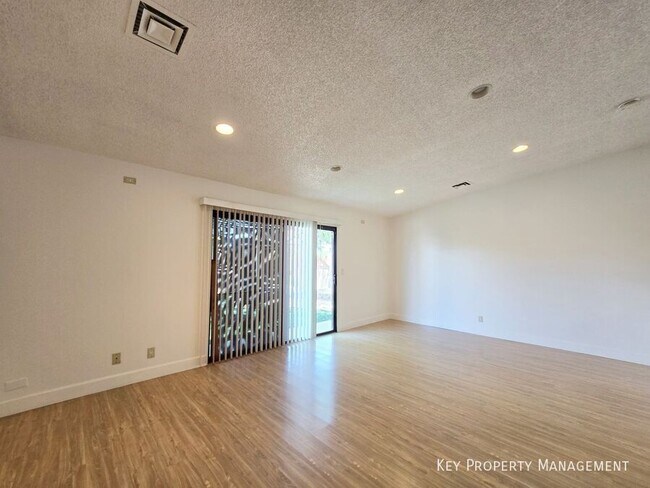 Foto del edificio - 6346 Bullion Blvd