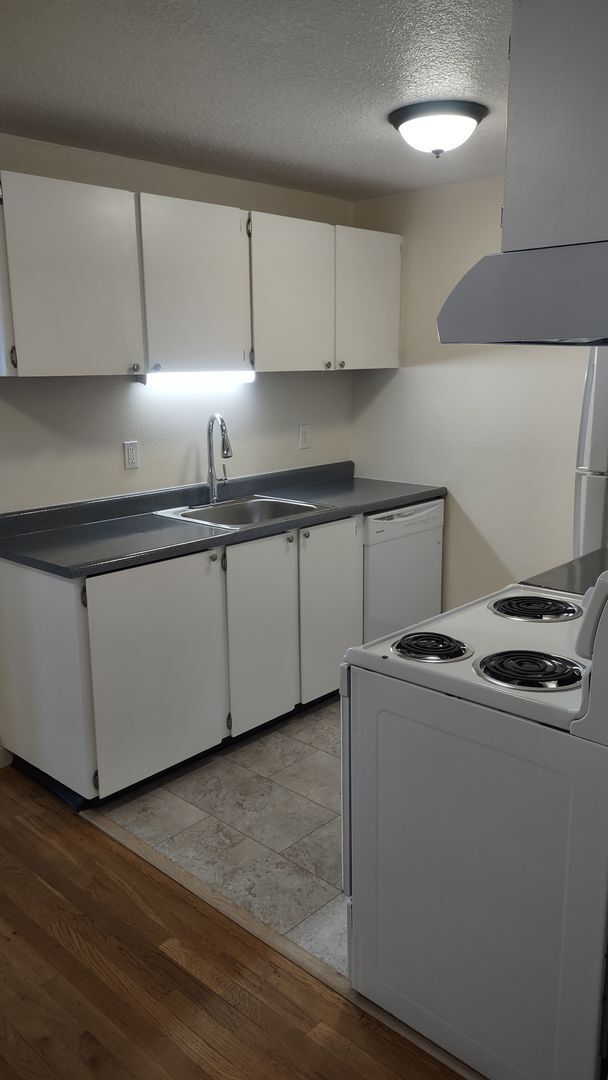 Foto del edificio - Upper 1bed, off street parking, onsite coi...