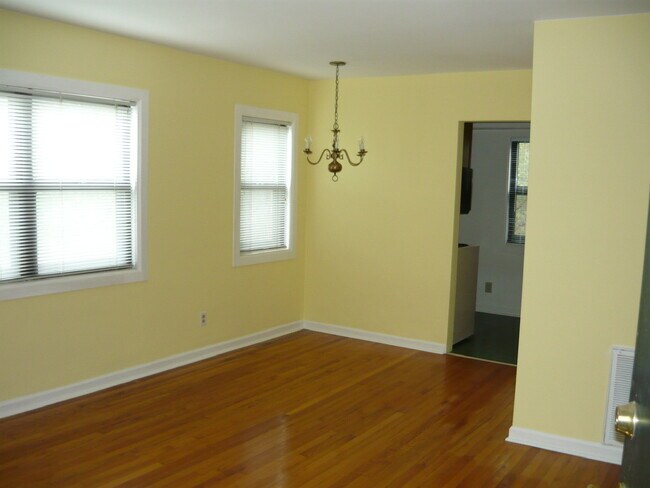 Family room eat-in kitchen - 302 E 19th St