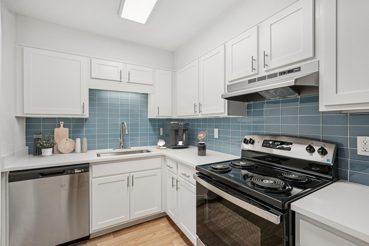 Primary Photo - Venetian at Capri Isles