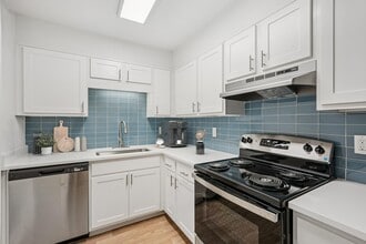 Building Photo - Venetian at Capri Isles