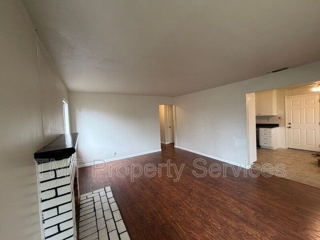 Foto del edificio - 2011 Mangrum Ave