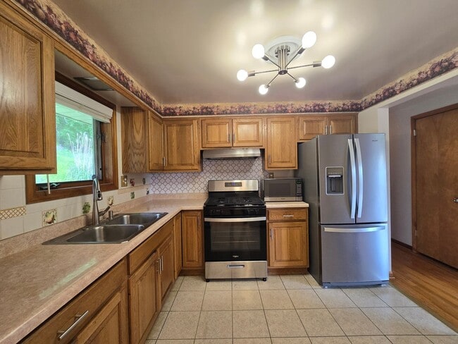 Building Photo - Updated 3 Bedroom Home - Available NOW!