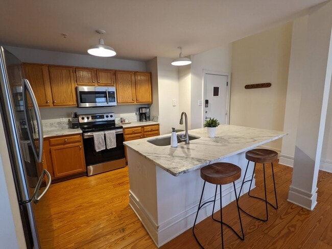 Building Photo - Beautiful furnished Penthouse loft in Eliz...