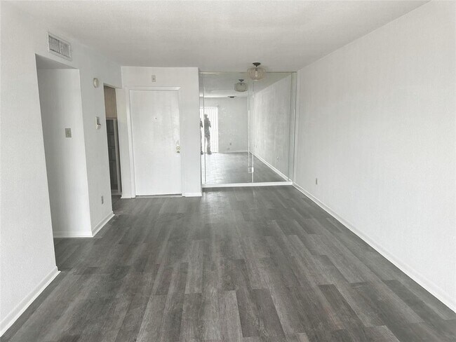 Foto del edificio - 2824 S Bartell Dr