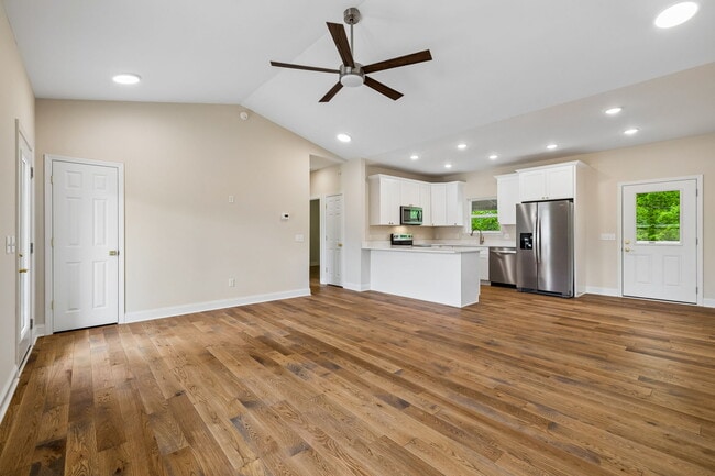Building Photo - 553 Skyview Dr