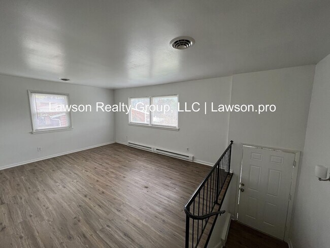 Building Photo - Suburban 739-741