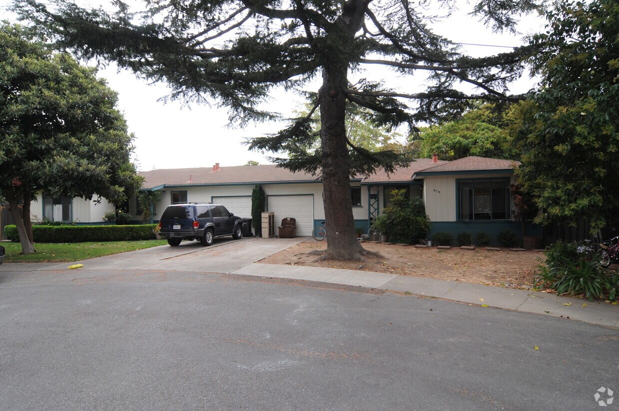 Primary Photo - 970-972 Michael Dr