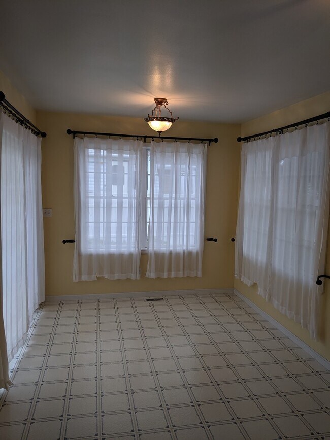 Building Photo - 4 Bedroom Home with 2 Car Garage and RV Pa...