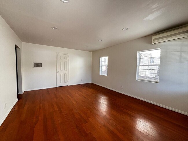 Building Photo - Move-in ready charmer in the heart of Canoga Park!