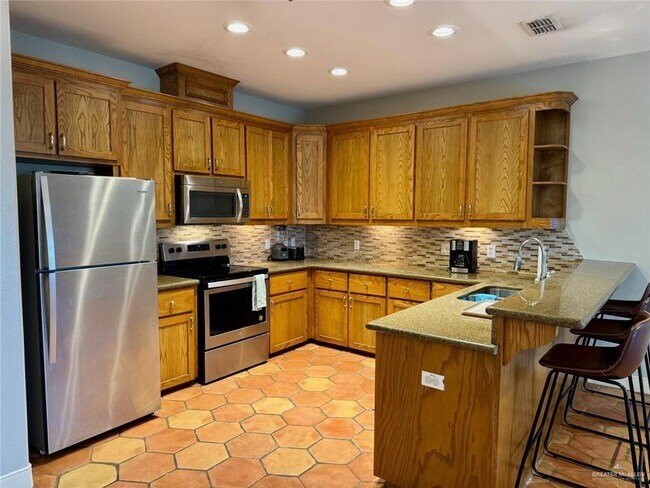 Building Photo - 15 Keeton Ave E