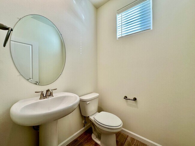 Foto del edificio - Beautiful newer 3 Bedroom 2.5 bathroom Townhouse-Evergreen School District **$500 MOVE-IN SPECIAL*
