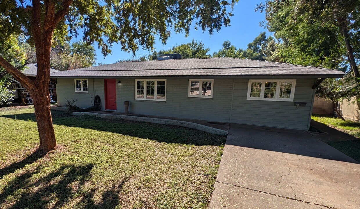 Foto principal - 3 Bedroom Home in the Hudson Manor Community Near S McClintok Dr and E Apache Blvd!