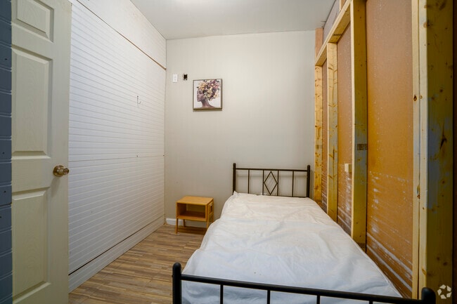 3BR, 1BA - 550SF - Bedroom 1 - 14299 Fordham St