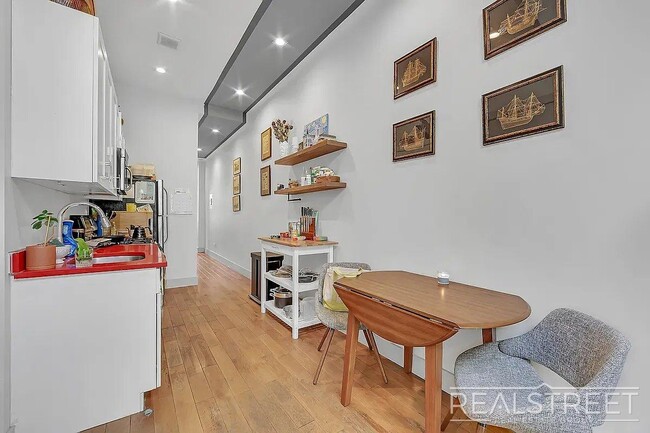 Foto del edificio - Beautiful 3 bed / 1 bath apartment in Bushwick, prime location!