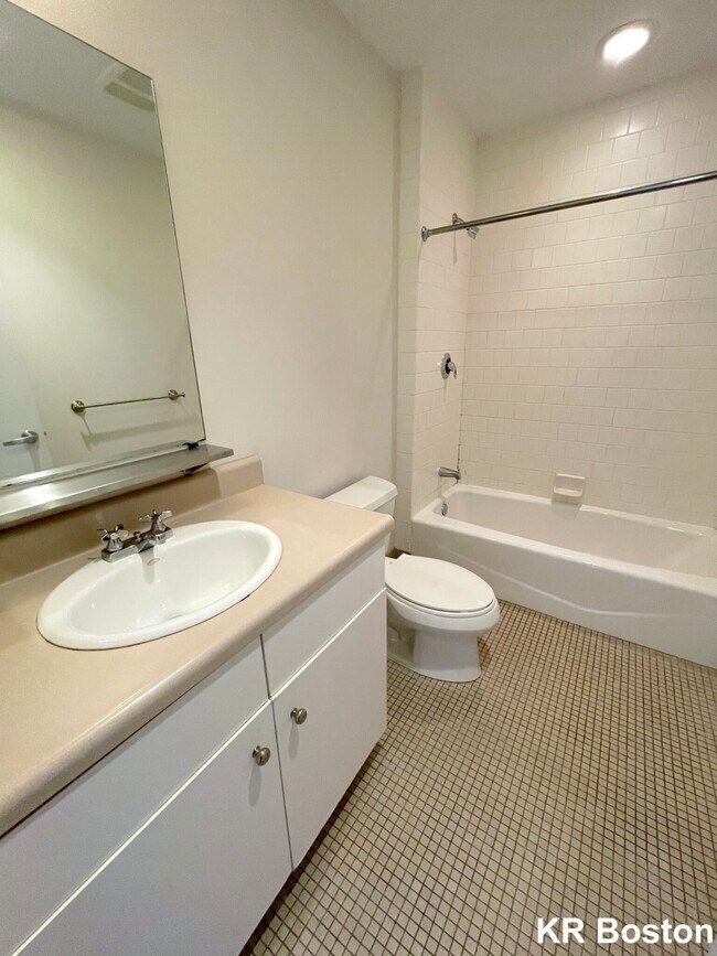 Building Photo - 160 E Berkeley St