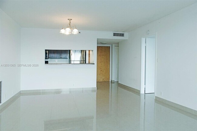 Foto del edificio - 7601 E Treasure Dr