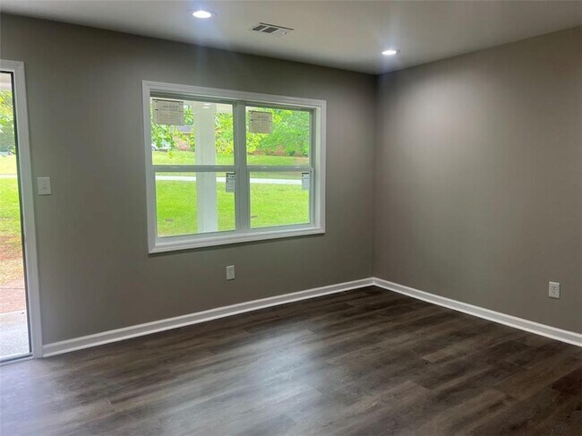 Foto del edificio - 1996 Chestnut Log Dr