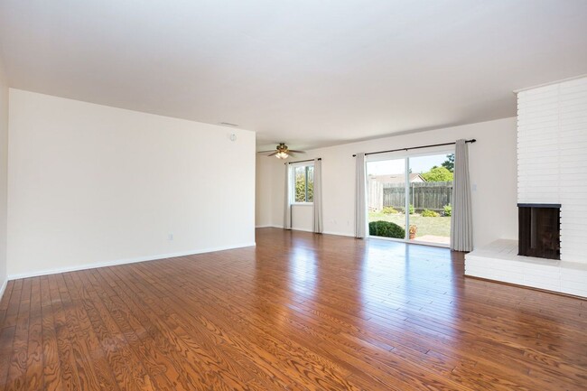 Building Photo - Traditional San Carlos Home with Spacious ...