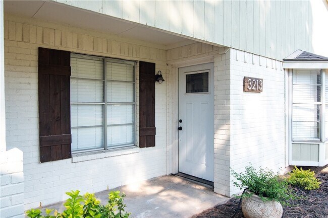Foto del edificio - 3213 Heatherwood Dr