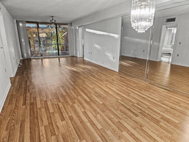 Foto del edificio - 2811 Village Blvd