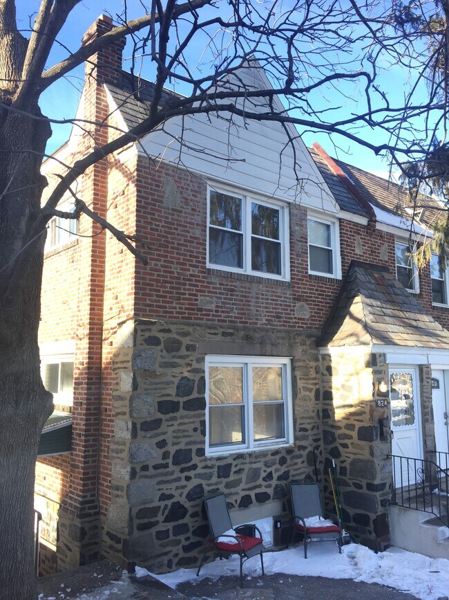 Building Photo - 824 Derwyn Rd