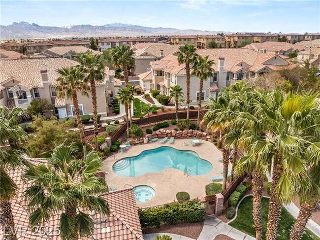Foto del edificio - Spacious Two-Bedroom Condo with Resort-Sty...