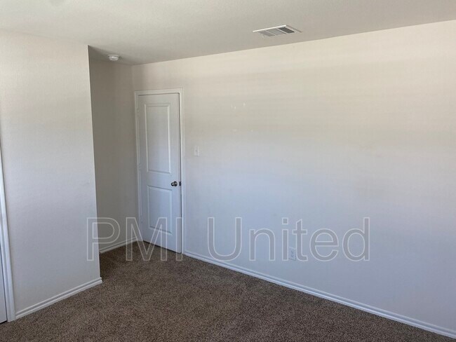 Building Photo - 4004 Huntington Dr