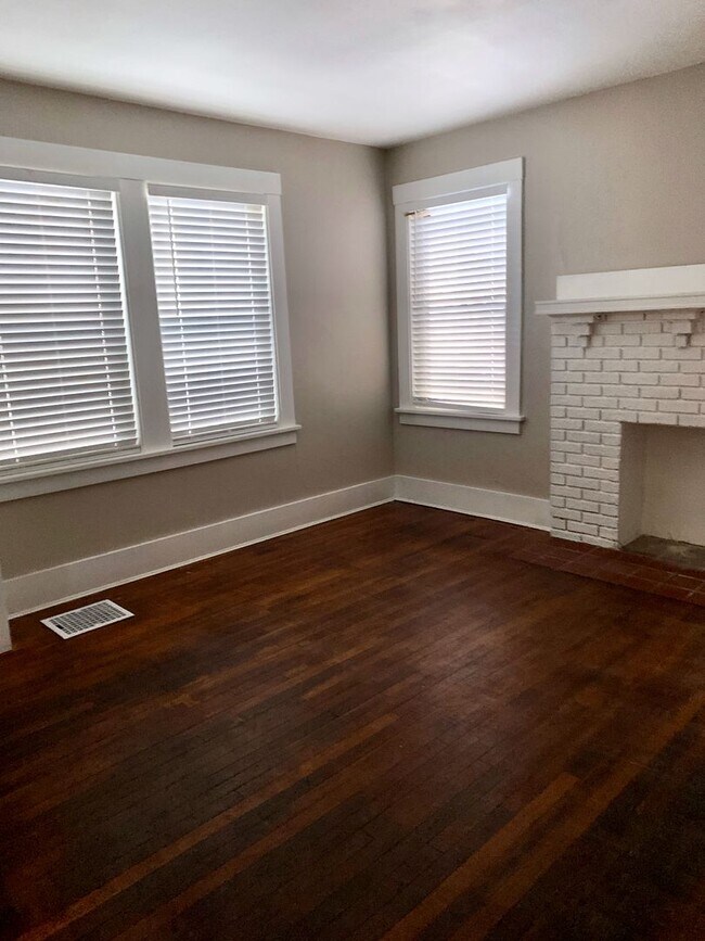 Building Photo - *** Charming Dormont Duplex Three Bedroom * Walk to Shops and the T * Pet Friendly * Private Porc...