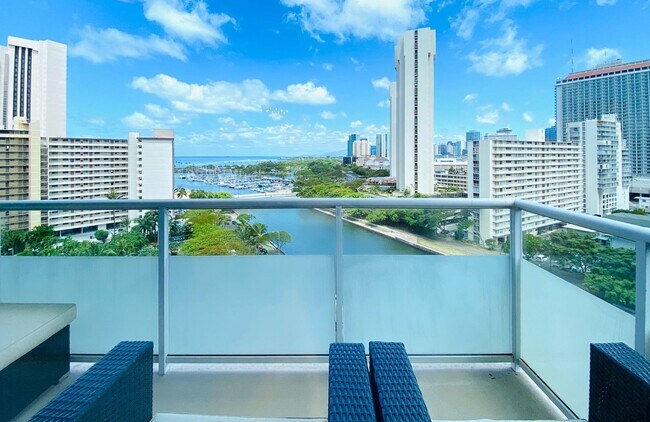 Building Photo - Fully furnished unit in Waikiki!