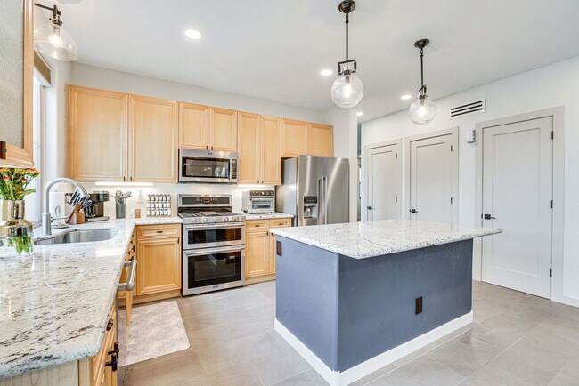 Foto del edificio - 13716 W Cypress St