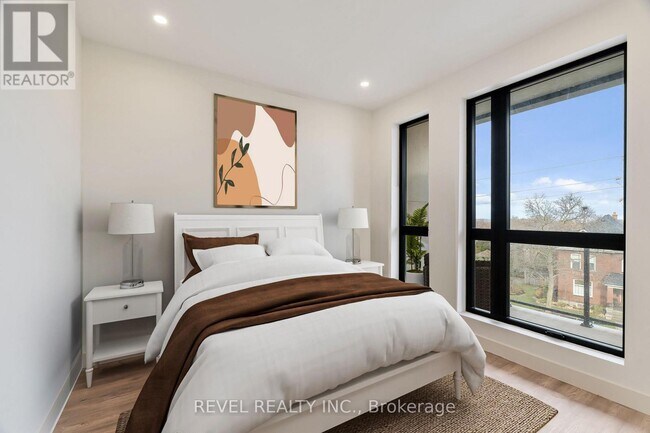 Building Photo - 4390 Hillview Dr